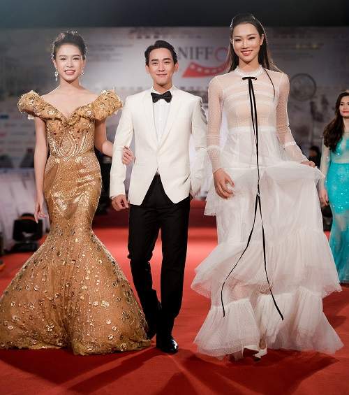 Hoa hậu Mỹ Linh khoe vòng một táo bạo trên thảm đỏ 10