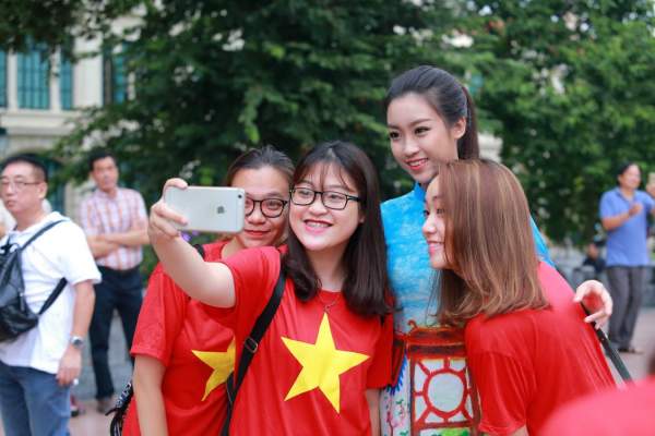 Mặc áo dài và quần jeans tại Hồ Gươm, hoa hậu Đỗ Mỹ Linh bị fan vây kín 21