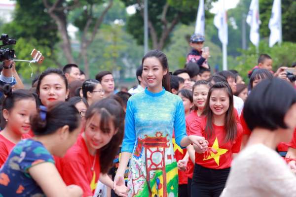 Mặc áo dài và quần jeans tại Hồ Gươm, hoa hậu Đỗ Mỹ Linh bị fan vây kín 15
