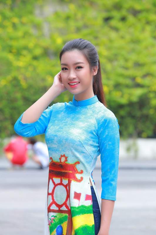 Mặc áo dài và quần jeans tại Hồ Gươm, hoa hậu Đỗ Mỹ Linh bị fan vây kín 3