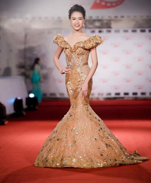 Hoa hậu Mỹ Linh khoe vòng một táo bạo trên thảm đỏ 9