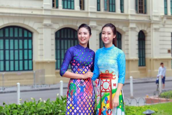 Mặc áo dài và quần jeans tại Hồ Gươm, hoa hậu Đỗ Mỹ Linh bị fan vây kín 9