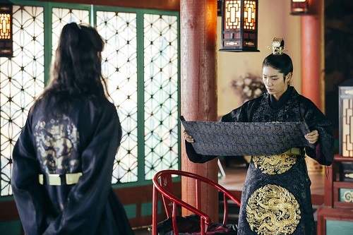 Người tình ánh trăng tập 19: IU buông tay Lee Jun Ki để cưới người khác 12