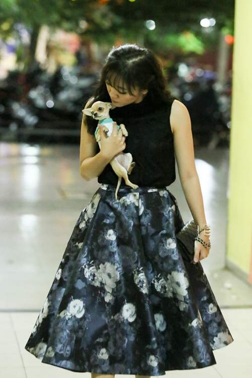 Dễ thương lẫn kinh dị khi sao Việt ôm ấp cún, trăn rắn như phụ kiện 12