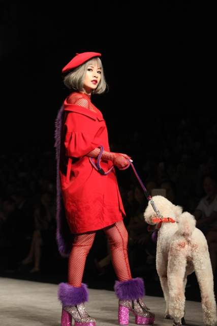 Chi Pu hờ hững vai trần dắt chó 1000 USD lên sàn catwalk 4