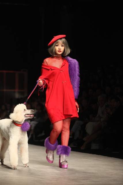 Chi Pu hờ hững vai trần dắt chó 1000 USD lên sàn catwalk 3