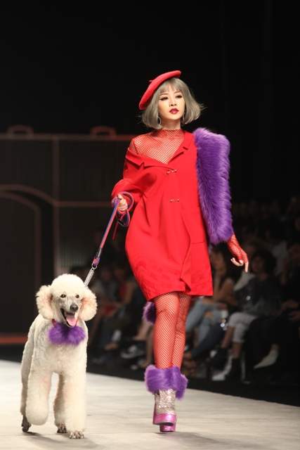 Chi Pu hờ hững vai trần dắt chó 1000 USD lên sàn catwalk 2
