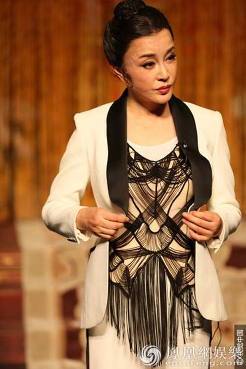 Ngỡ ngàng với "Võ Tắc Thiên" Lưu Hiểu Khánh khi tái xuất sân khấu kịch 6