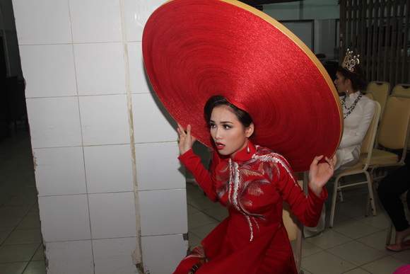 Mỹ nhân Việt"trẹo cổ" vì những chiếc khăn mấn khổng lồ 7