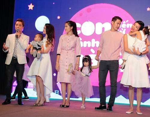 Huy Khánh lần đầu đưa vợ và con gái lên sóng truyền hình 27