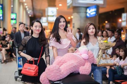 Nguyễn Loan khoe vai trần ở sân bay ngày trở về 5