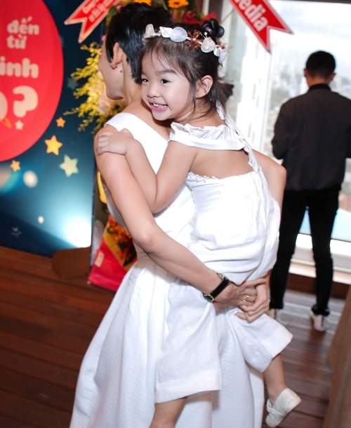 Huy Khánh lần đầu đưa vợ và con gái lên sóng truyền hình 12