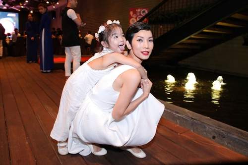 Huy Khánh lần đầu đưa vợ và con gái lên sóng truyền hình 9