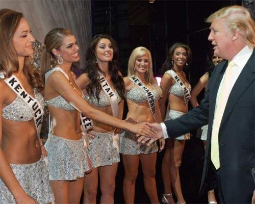 Ông Donald Trump và những lần bị "bao vây" bởi hoa hậu 2