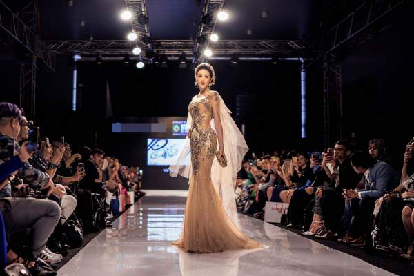 Huyền My đẹp tựa nữ thần khi làm vedette tại tuần lễ thời trang Malaysia 15