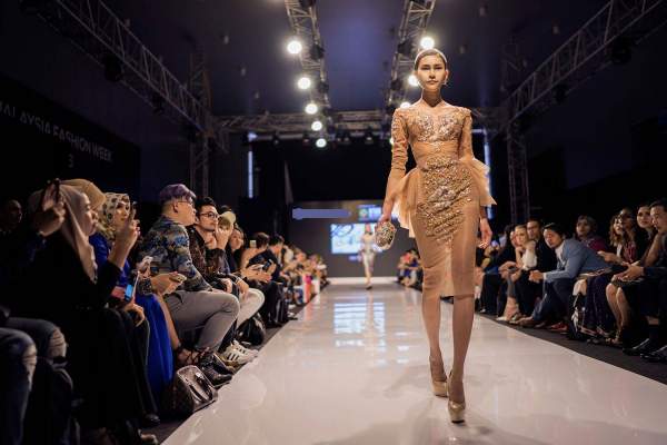 Huyền My đẹp tựa nữ thần khi làm vedette tại tuần lễ thời trang Malaysia 21