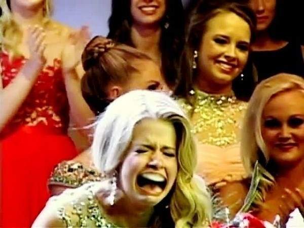Không thể nhịn cười vì hình ảnh "khó đỡ" của các hoa hậu khi đăng quang 36