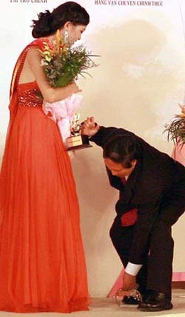 Không thể nhịn cười vì hình ảnh "khó đỡ" của các hoa hậu khi đăng quang 9