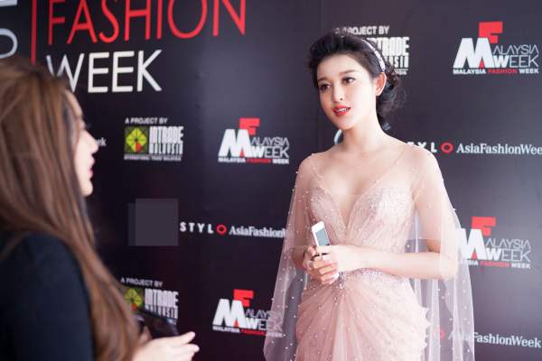 Huyền My đẹp tựa nữ thần khi làm vedette tại tuần lễ thời trang Malaysia 3