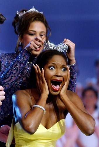 Không thể nhịn cười vì hình ảnh "khó đỡ" của các hoa hậu khi đăng quang 27