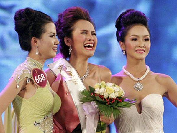 Không thể nhịn cười vì hình ảnh "khó đỡ" của các hoa hậu khi đăng quang 3