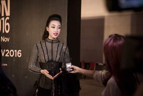 Hoa hậu Mỹ Linh, Á hậu Thanh Tú đẹp lạ, lấn át dàn sao khủng 24