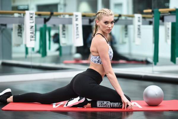 Loạt ảnh tập gym nóng bỏng của thiên thần Victoria"s Secret 7