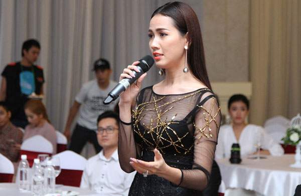Thời trang sao Việt xấu: Ngọc Trinh bỗng già chát, sến súa vì váy nhung 24