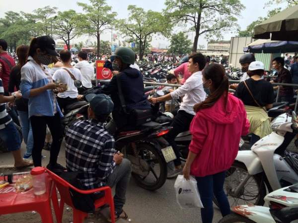 Hà Nội: Gửi xe cạnh phố đi bộ bị chém đẹp 50.000 đồng/xe 4