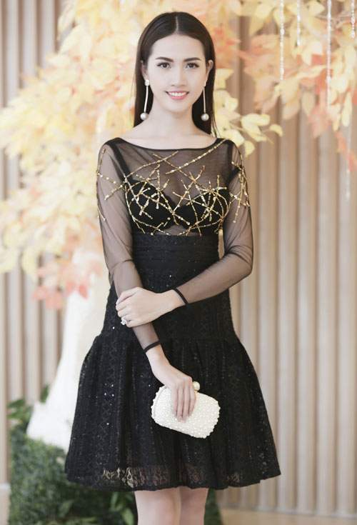 Thời trang sao Việt xấu: Ngọc Trinh bỗng già chát, sến súa vì váy nhung 21