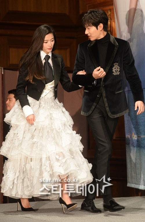 Jeon Ji Hyun diện đồ “trên đông dưới hè”, Lee Min Ho đẹp trai như hoàng tử 15