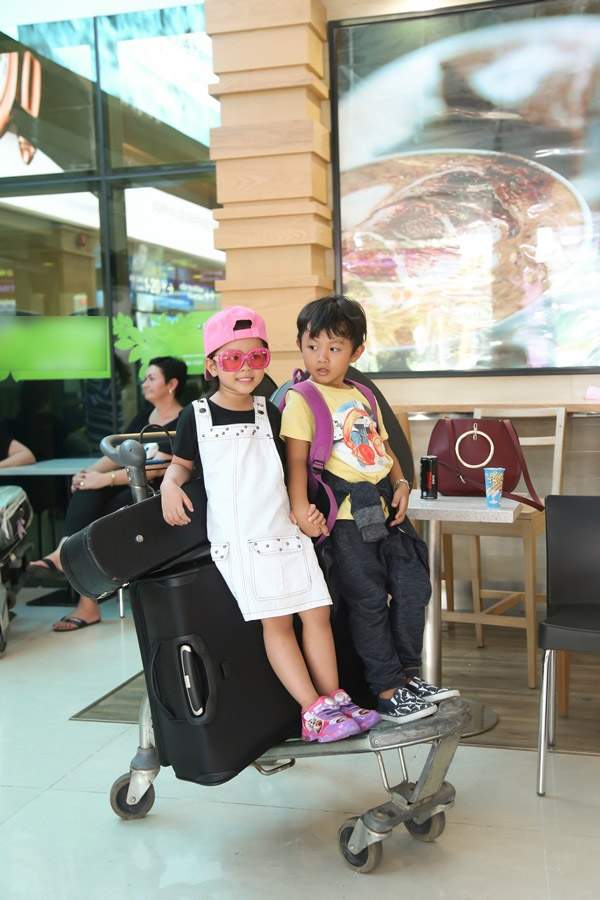 Thời trang sân bay không chịu thua kém siêu sao của các nhóc tì sao Việt 42