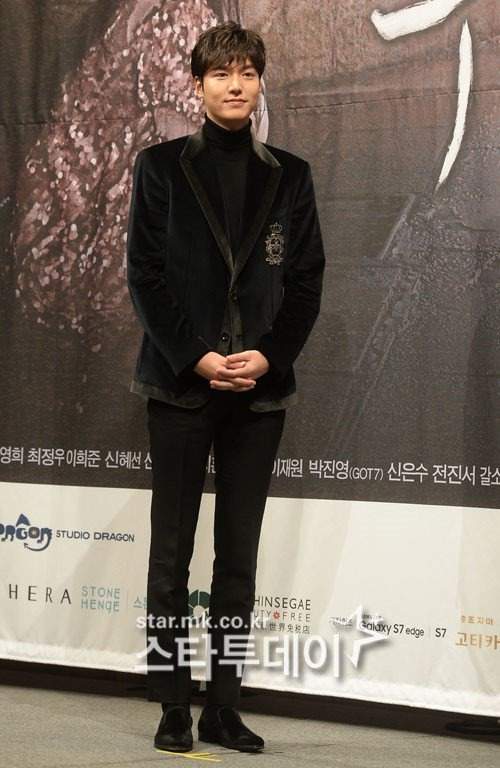 Jeon Ji Hyun diện đồ “trên đông dưới hè”, Lee Min Ho đẹp trai như hoàng tử 9