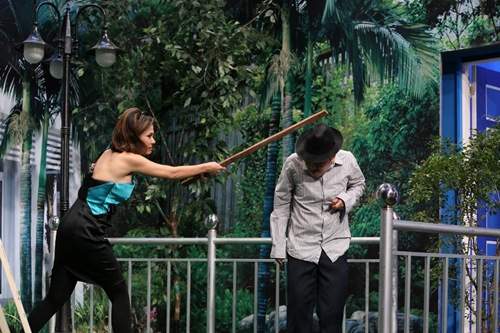 Ơn giời tập 2: Việt Trinh dùng gậy gỗ phang vào đầu Trường Giang 18