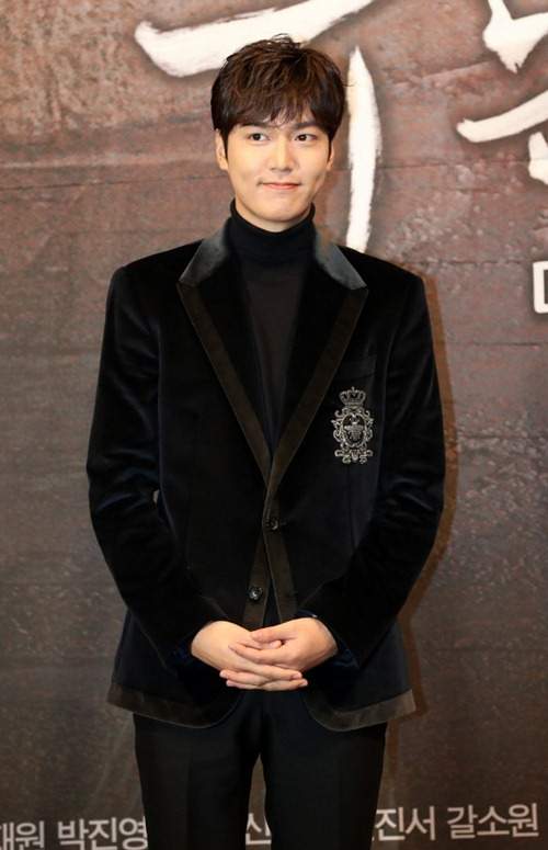 Jeon Ji Hyun diện đồ “trên đông dưới hè”, Lee Min Ho đẹp trai như hoàng tử 12