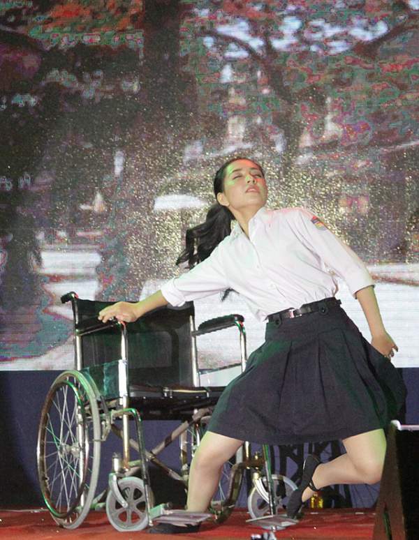 Xúc động màn múa với xe lăn của tân đại sứ THPT Chu Văn An 4