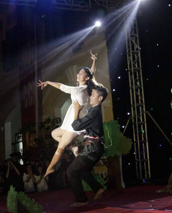 Xúc động màn múa với xe lăn của tân đại sứ THPT Chu Văn An 10