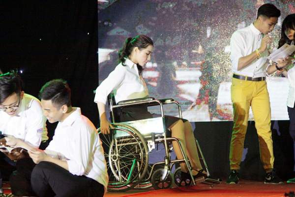 Xúc động màn múa với xe lăn của tân đại sứ THPT Chu Văn An 2