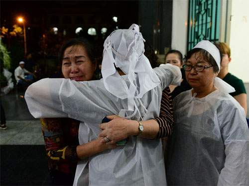 Sao Việt oà khóc nức nở tại lễ viếng NSƯT Quang Lý 7