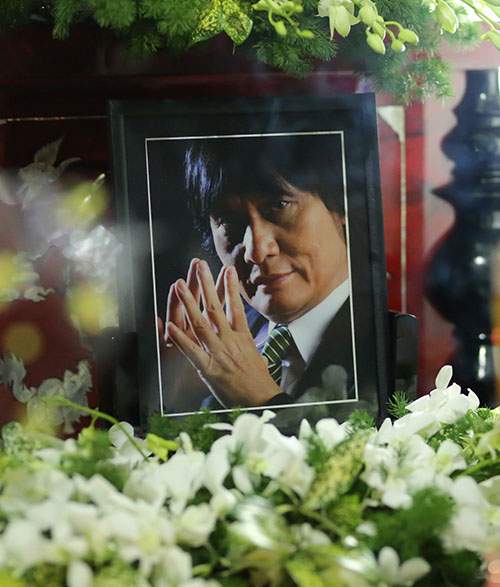 Sao Việt oà khóc nức nở tại lễ viếng NSƯT Quang Lý