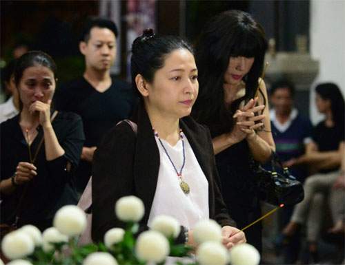 Sao Việt oà khóc nức nở tại lễ viếng NSƯT Quang Lý 5