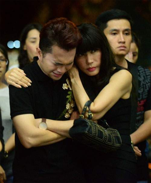 Sao Việt oà khóc nức nở tại lễ viếng NSƯT Quang Lý 3