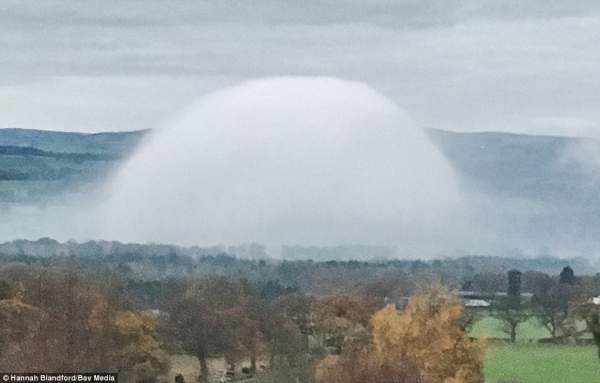 Sương mù hình vòm hiếm gặp giống UFO xuất hiện ở Xứ Wales 3