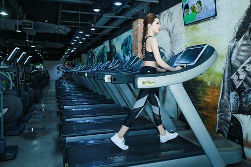 Mỹ nhân môi mọng Jolie Nguyễn nóng bỏng tập gym 2