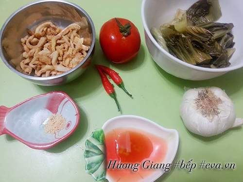 Canh dưa chua nấu tóp mỡ đơn giản mà ngon cơm 3