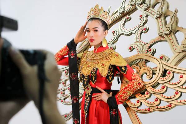 Lần đầu tiên trong lịch sử, trang phục dân tộc của Việt Nam mới lạ và độc đáo đến thế! 21