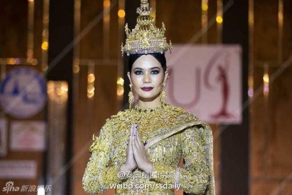 Hoa hậu Thái "gây sốt" với quốc phục đính 300.000 viên kim cương