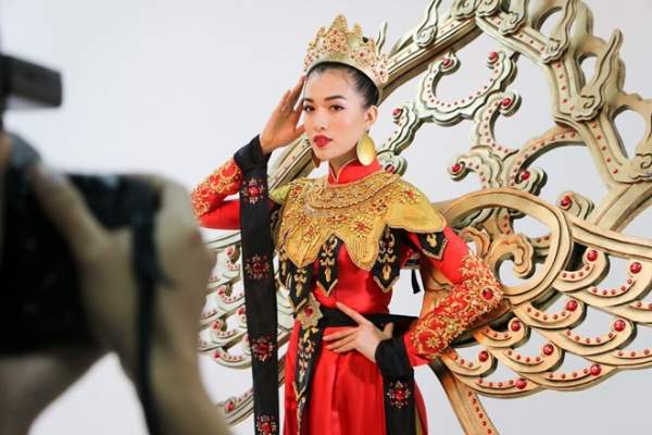 Hoa hậu Thái "gây sốt" với quốc phục đính 300.000 viên kim cương 6