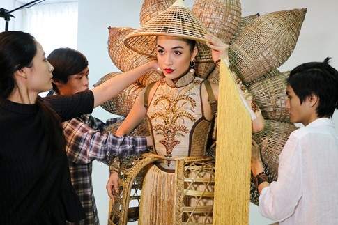 Hoa hậu Thái "gây sốt" với quốc phục đính 300.000 viên kim cương 7