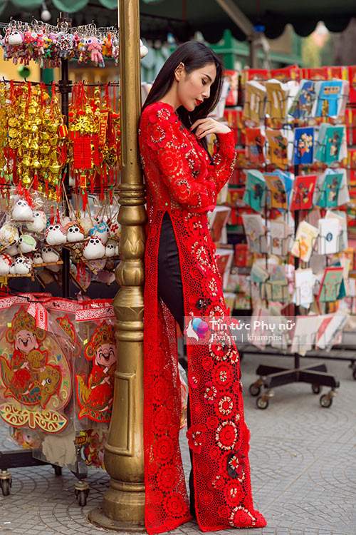Thủy Tiên diện áo dài xuân cuốn hút trên phố Sài Gòn 24